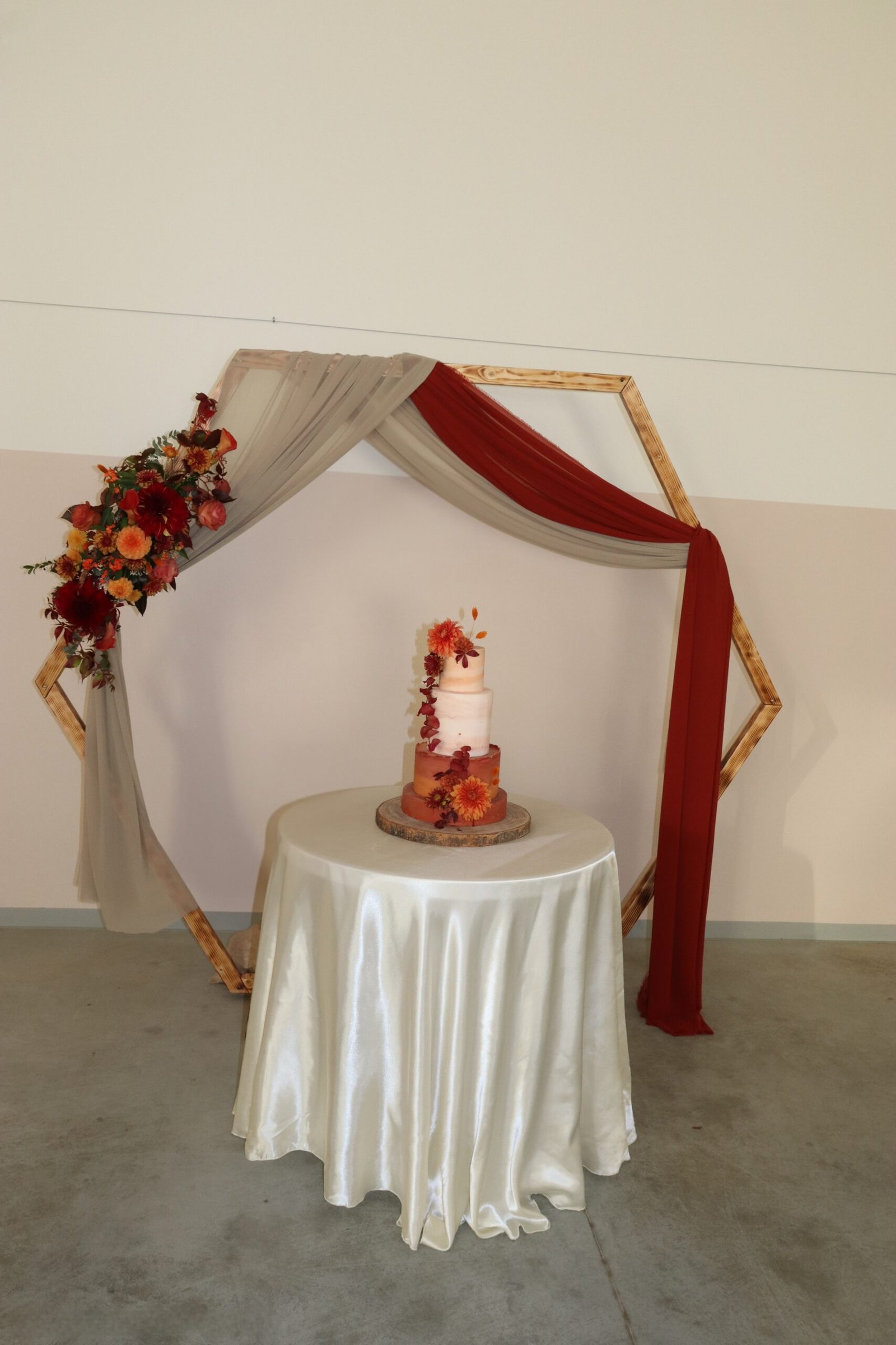 location arche hexagonale bois brîulé mariage - un jour d'émoi