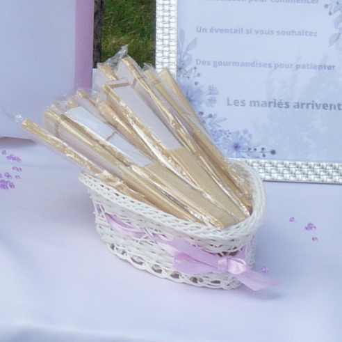 Panier blanc imitation osier en forme de cœur pour mariage