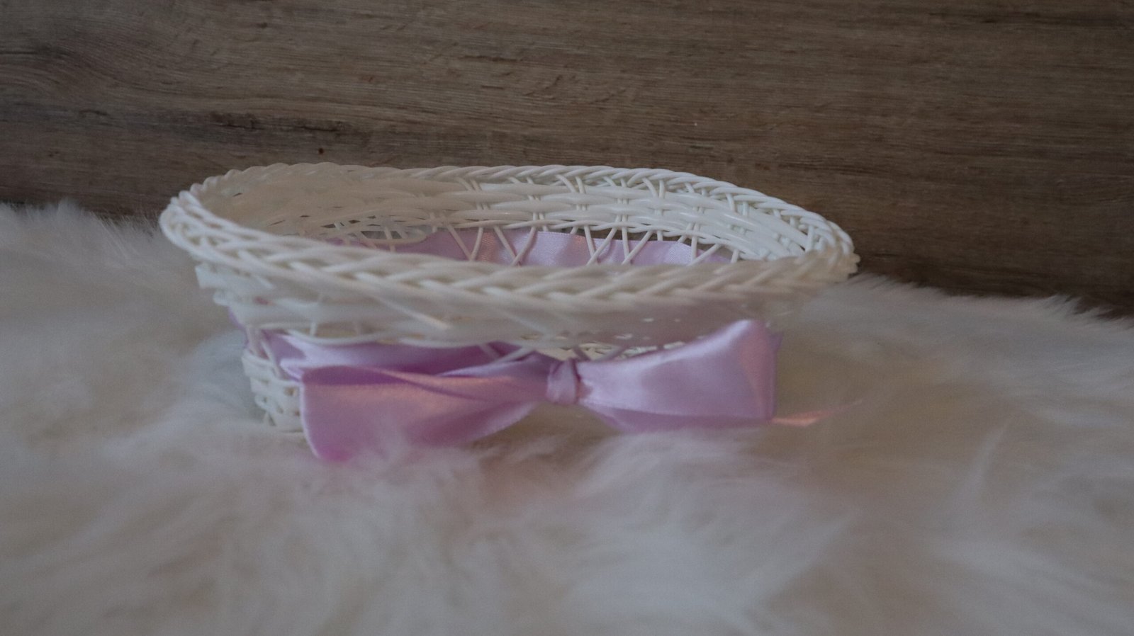 Panier blanc imitation osier en forme de cœur pour mariage
