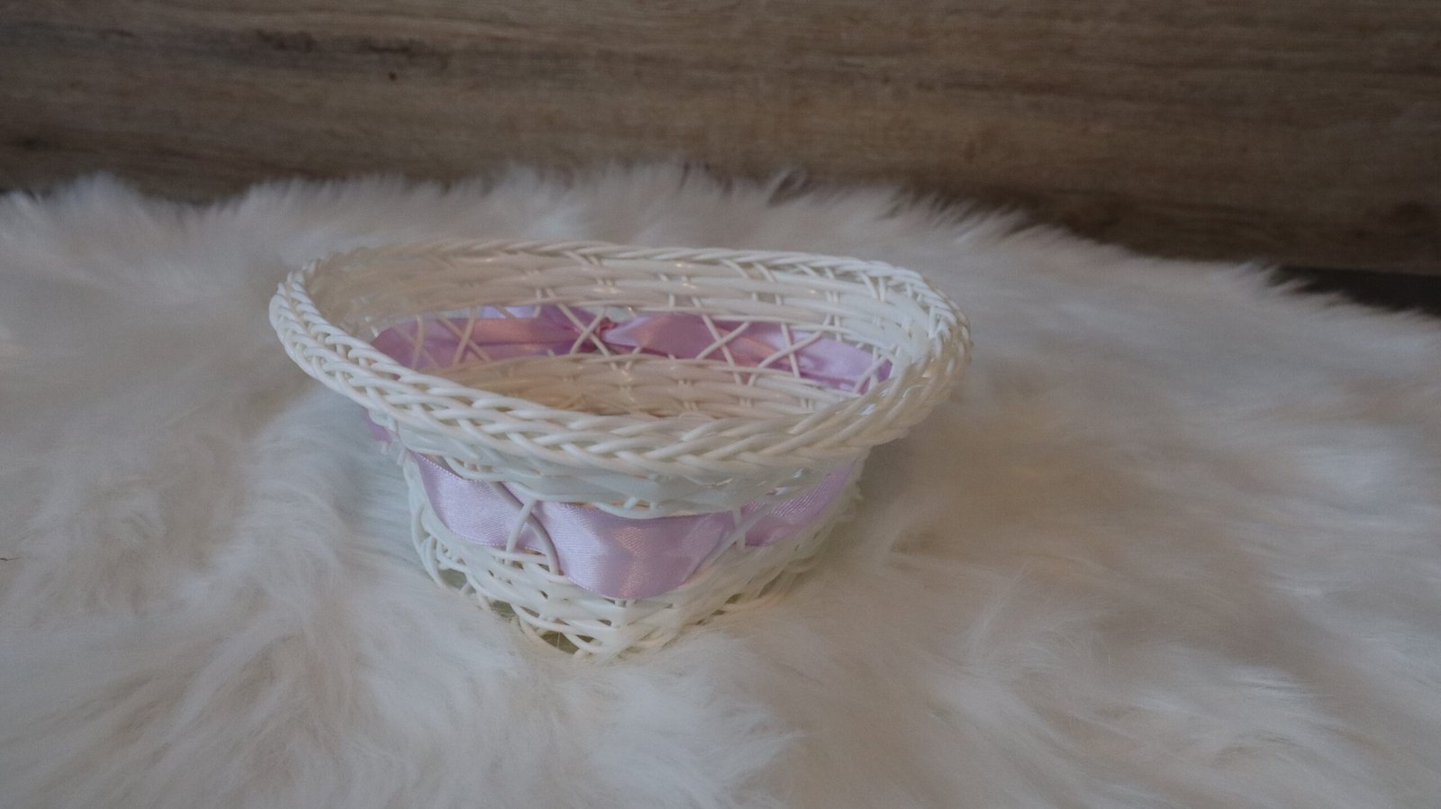 Panier blanc imitation osier en forme de cœur pour mariage