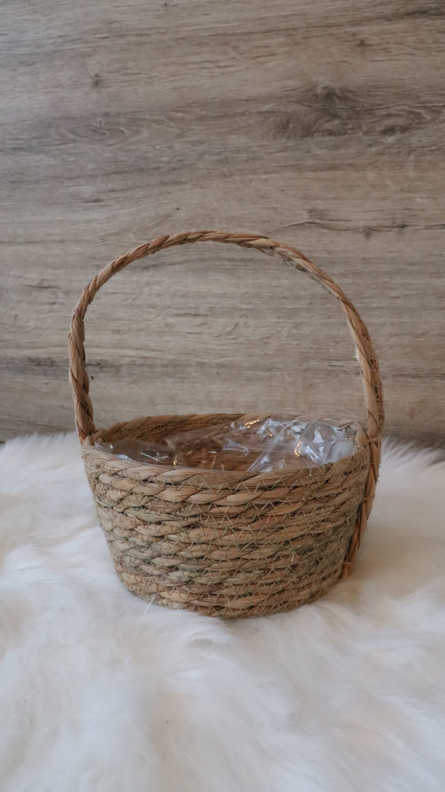 Panier en fibre naturelle avec anse pour cérémonie de mariage