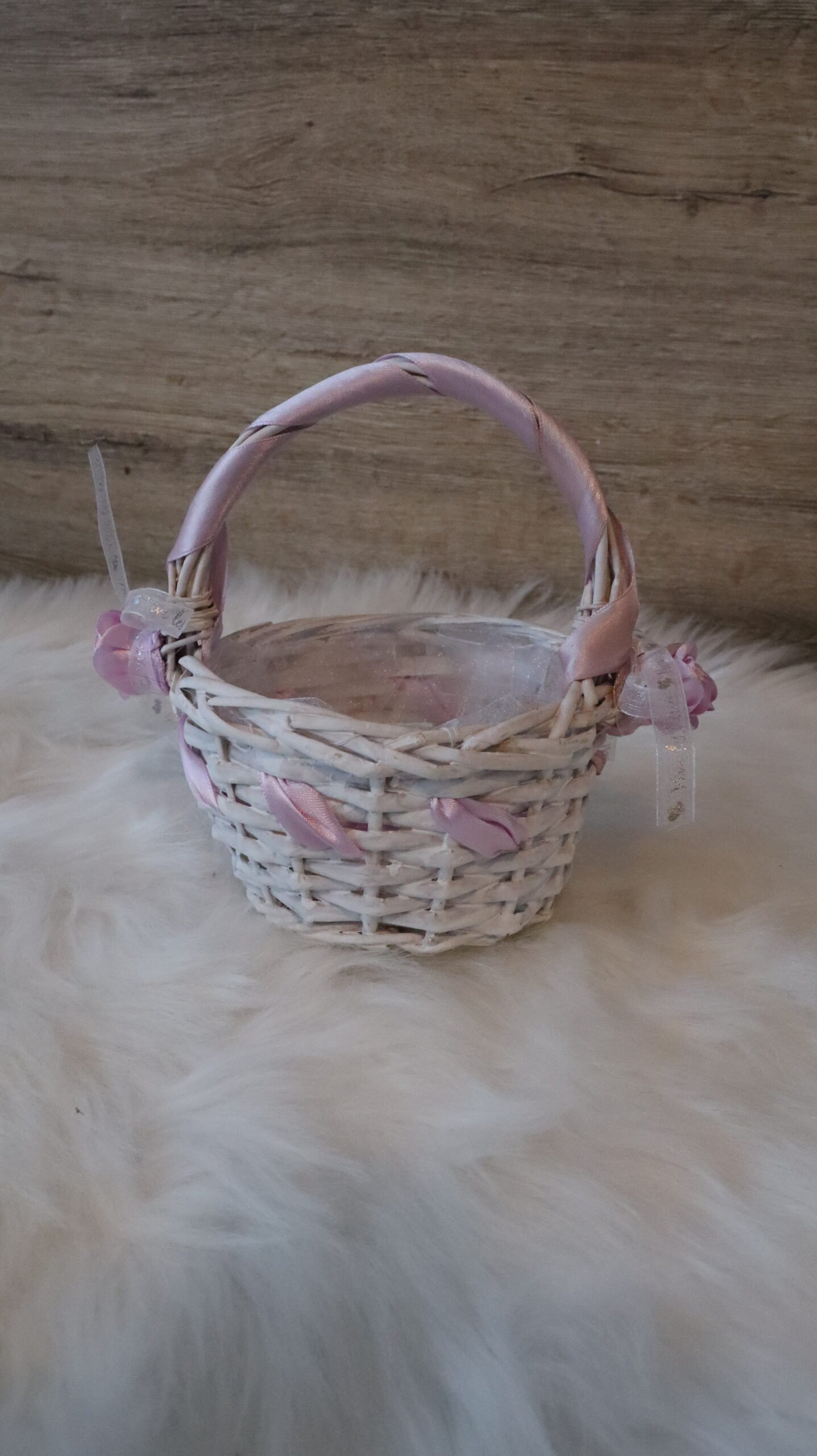 Location petit panier osier blanc pour mariage. Idéal dragées ou pétales.