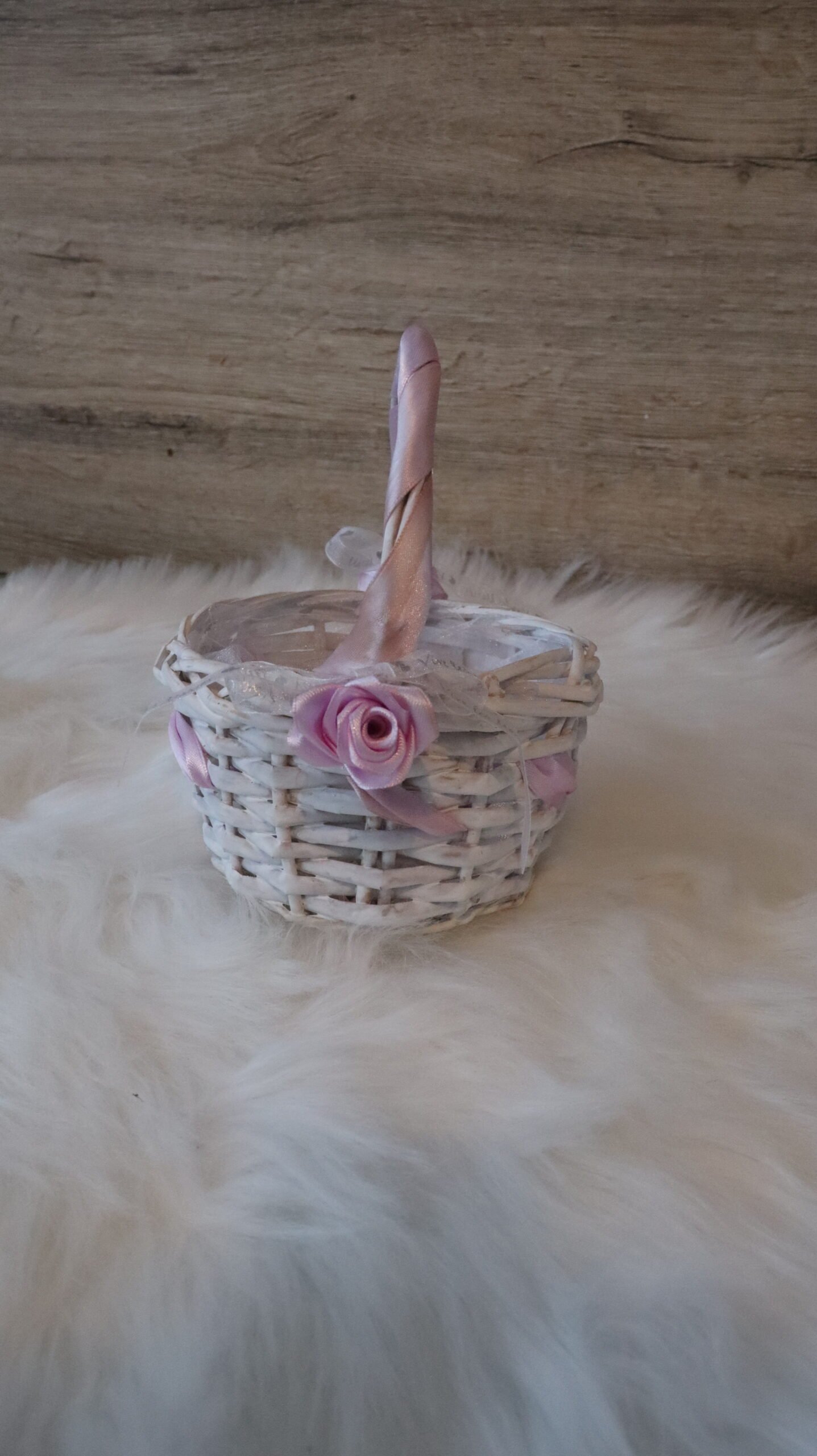 Location petit panier osier blanc pour mariage. Idéal dragées ou pétales.